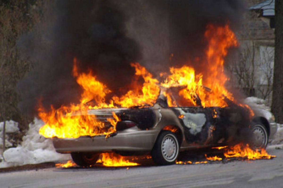 В Баку на автостоянке в подвале многоэтажного дома сгорел автомобиль