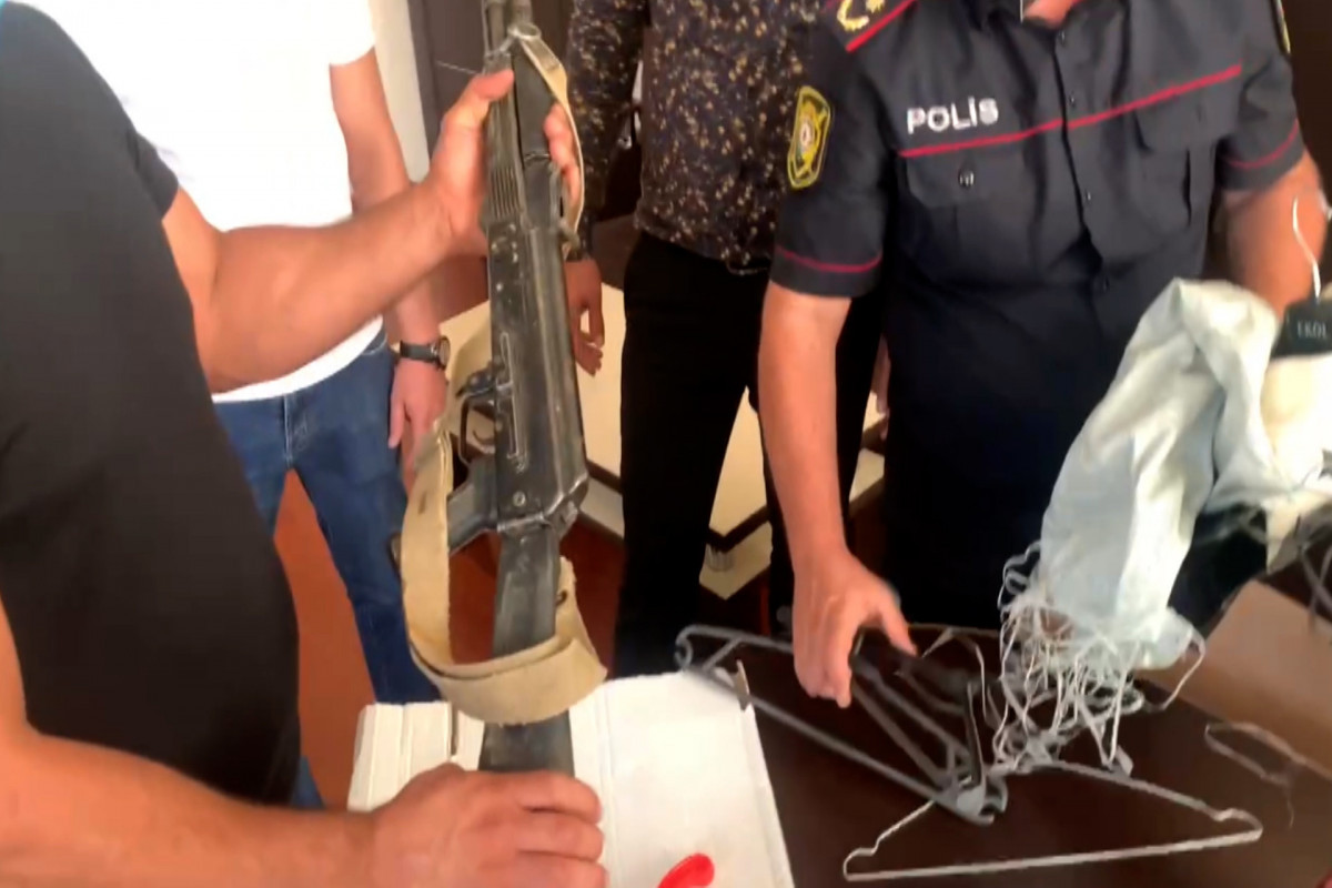 В Баку у ранее судимого человека обнаружили автомат Калашникова