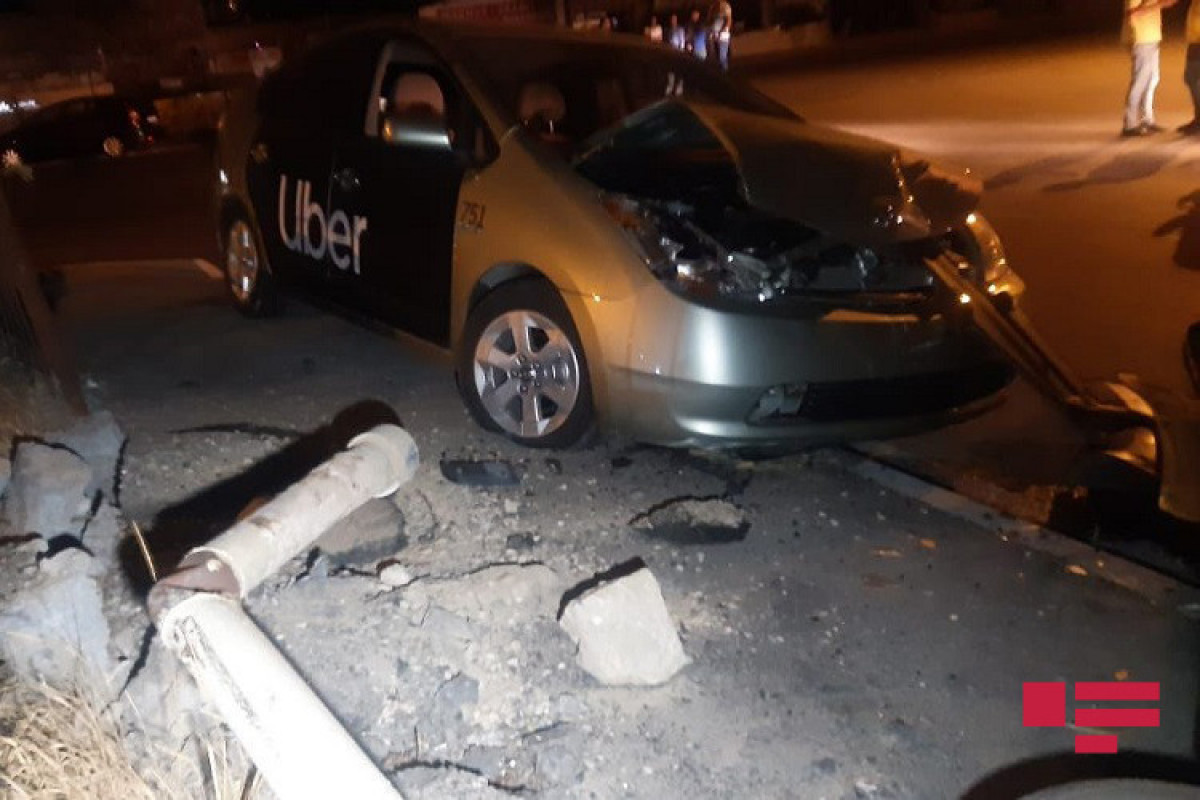 В Баку при ДТП автомобиль снес газовую трубу и перевернулся-ФОТО 