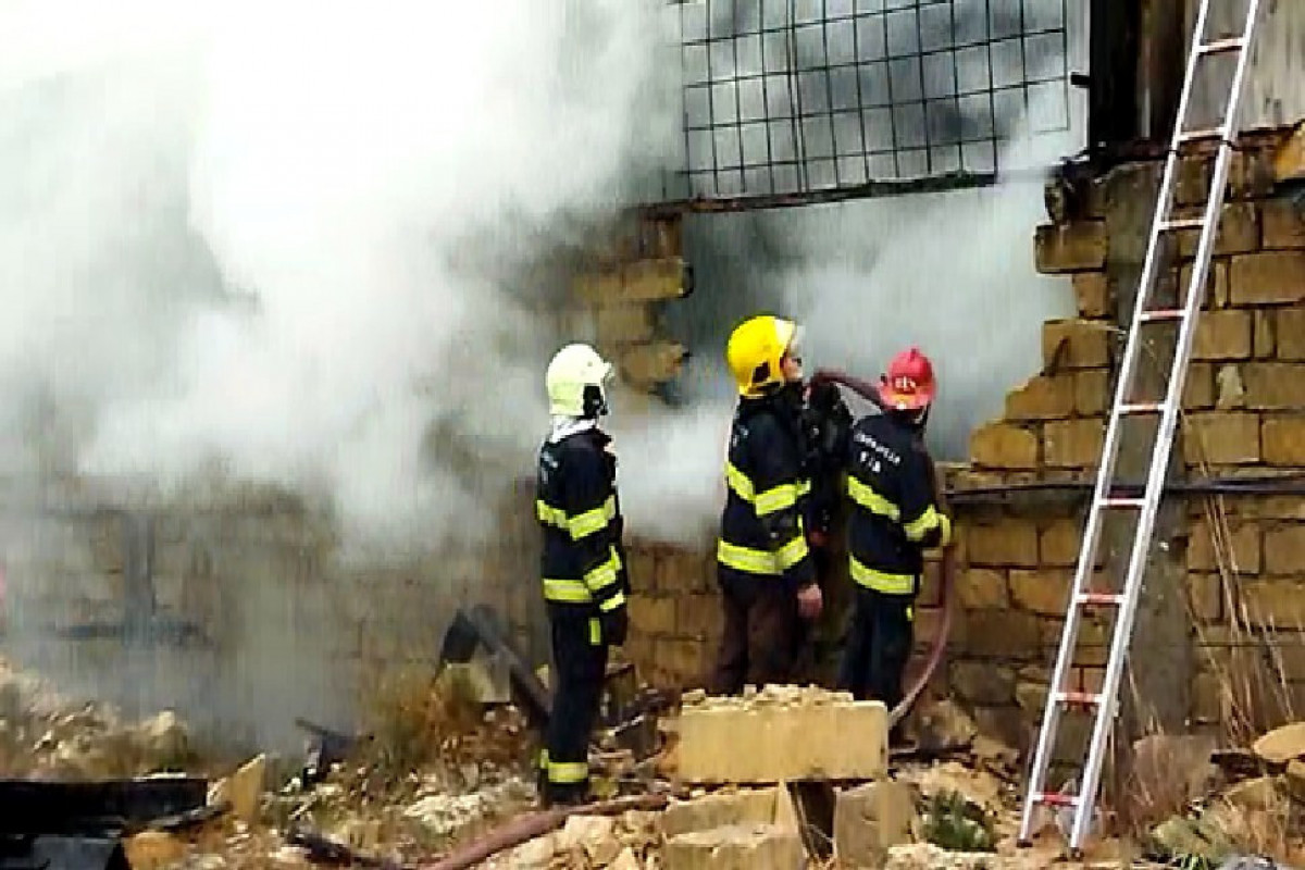 Пожар на складе стройматериалов в Бинагади