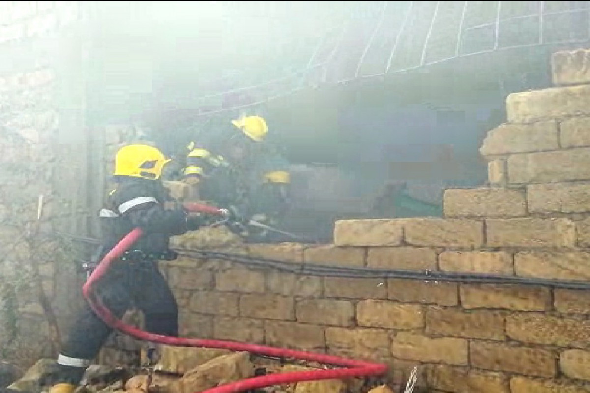 Пожар на складе стройматериалов в Бинагади