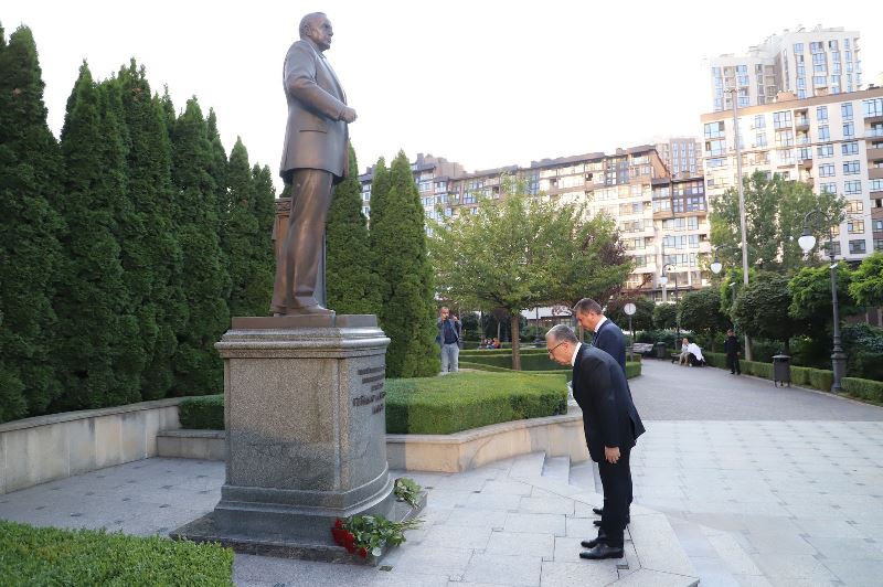 Bakı Şəhər İcra Hakimiyyətinin başçısı Eldar Əzizov Kiyevdə səfərdədir