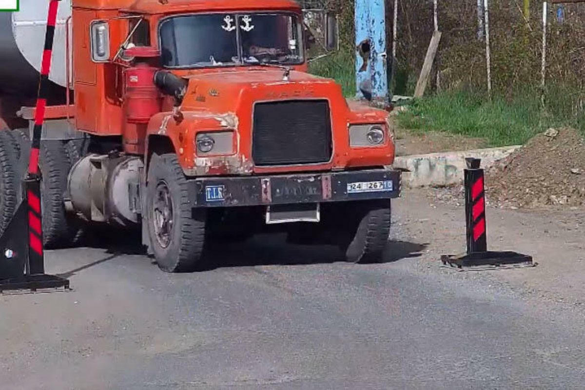 Иранские машины, незаконно перевозящие грузы в Карабах