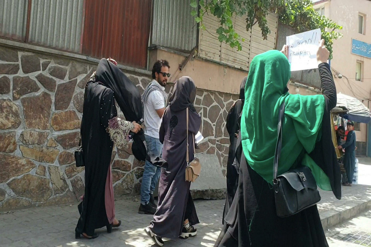 Талибы попросили женщин вернуться на работу в аэропорт Кабула