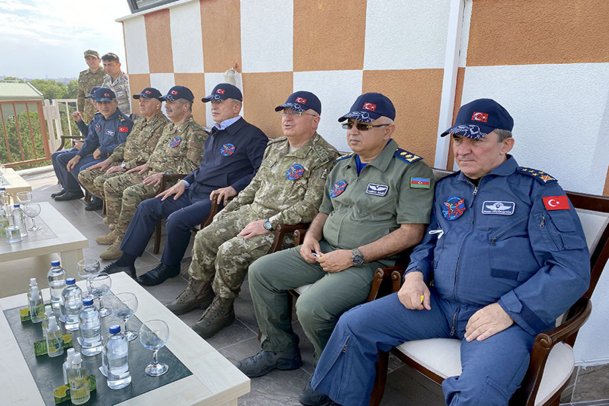 Закир Гасанов и Хулуси Акар пронаблюдали за ходом совместных летно-тактических учений «Сокол ТурАз-2021»