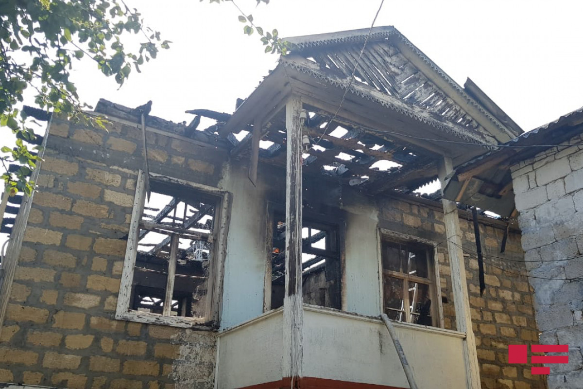 В Баку сгорел двухэтажный дом, пострадали два человека