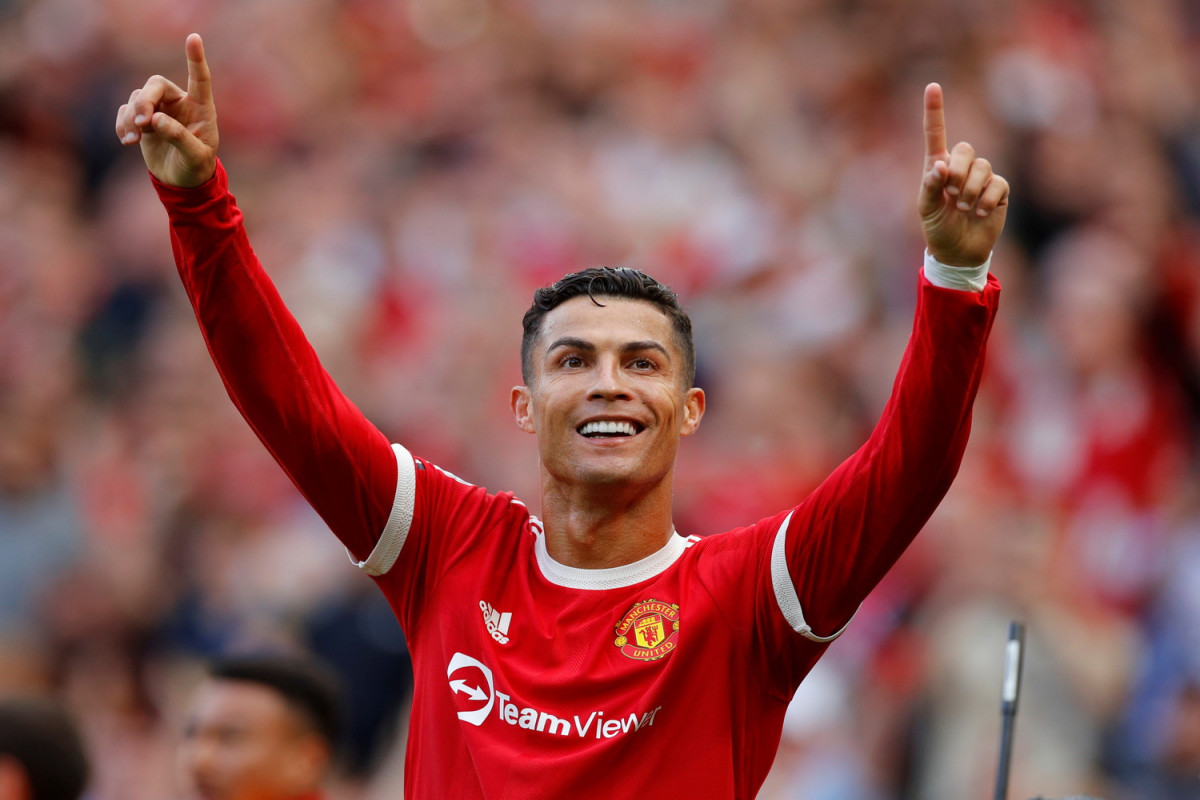Ronaldo top zərbəsi ilə nəzarətçi qadını vurub - FOTO 