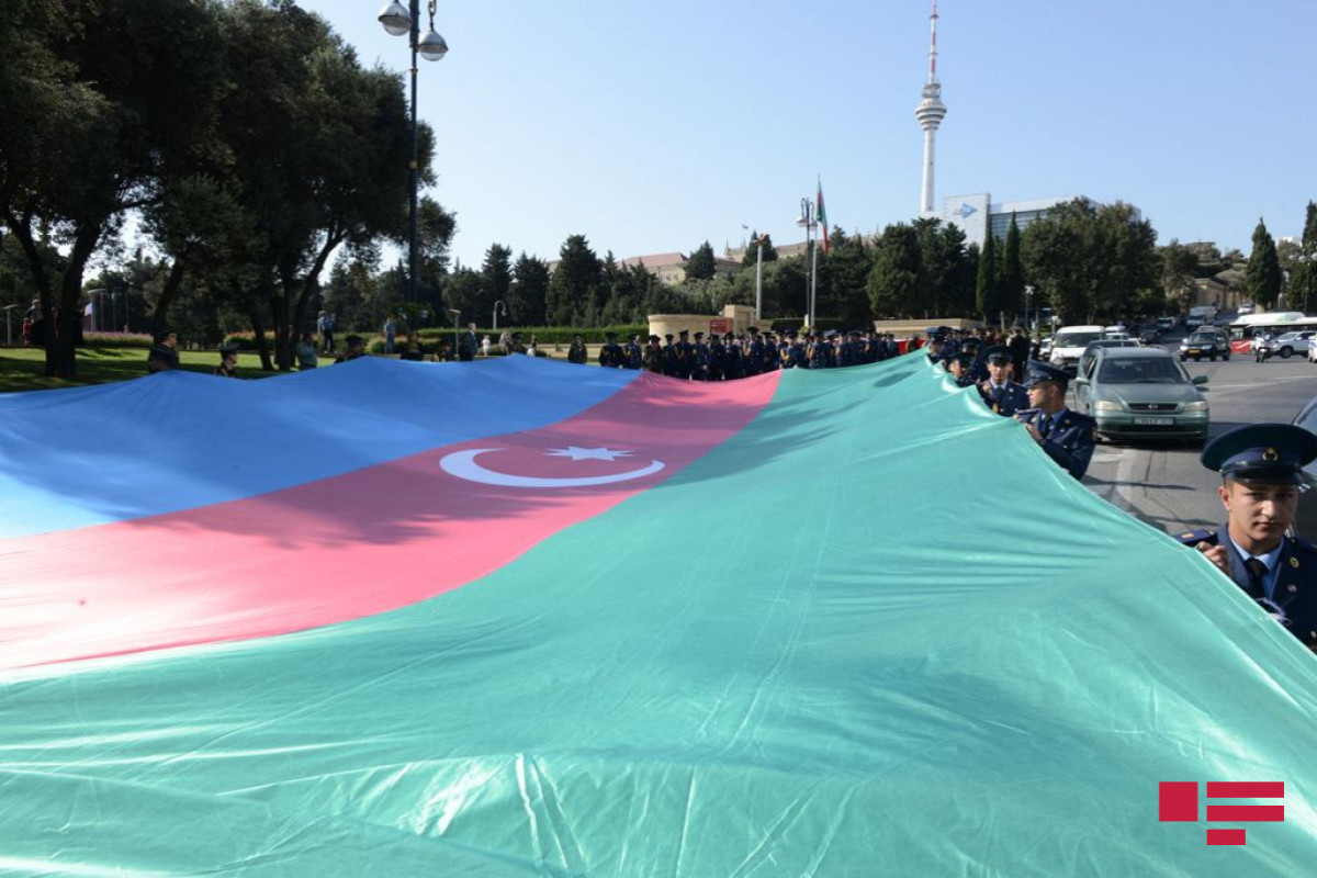 Проходит марш по случаю 103-й годовщины освобождения Баку от оккупации
