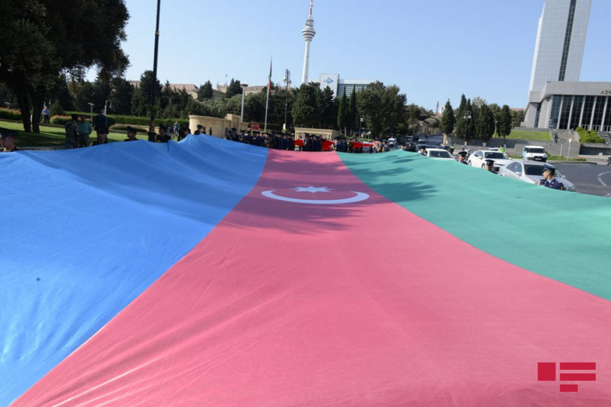 Проходит марш по случаю 103-й годовщины освобождения Баку от оккупации
