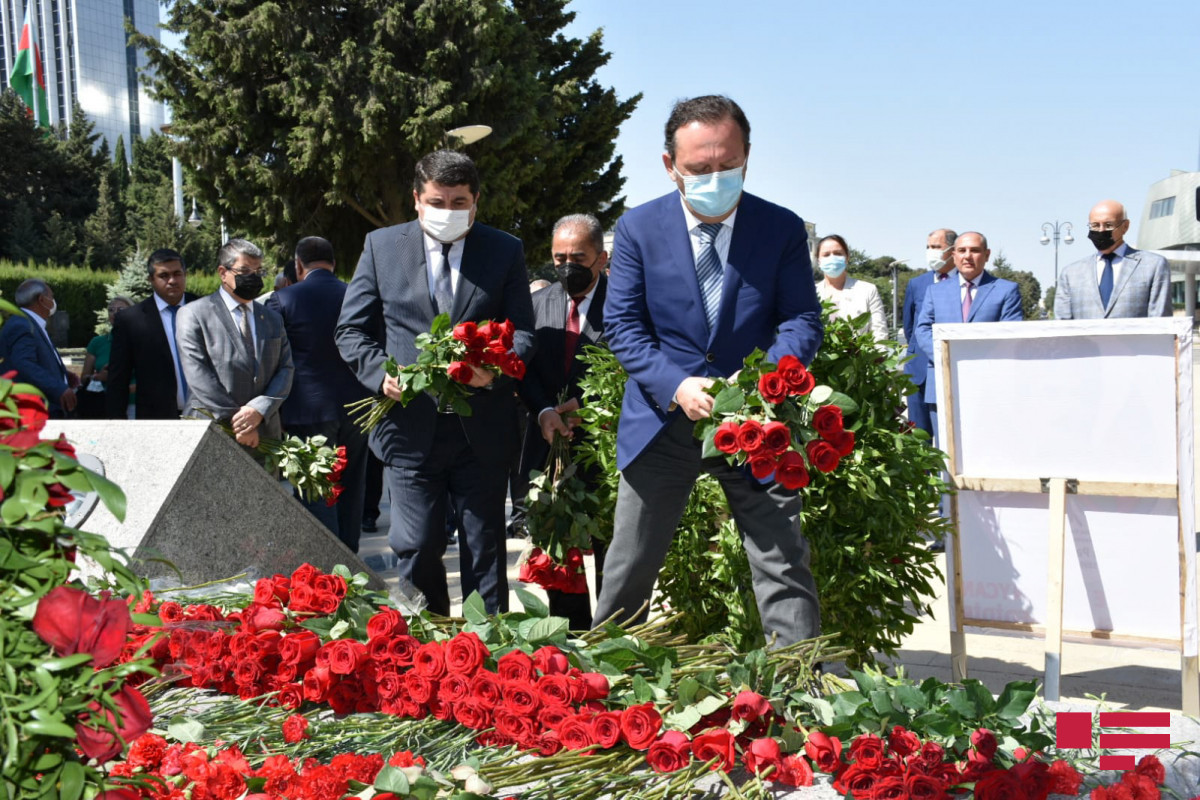Представители политических партий посетили Мемориал турецким воинам в Баку
