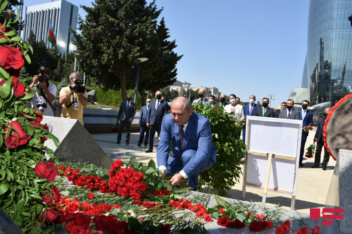 Представители политических партий посетили Мемориал турецким воинам в Баку