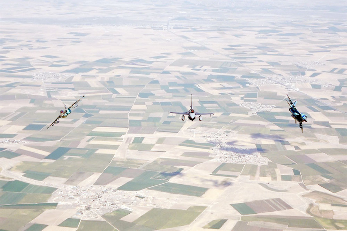 Азербайджанские и турецкие военные самолеты выполнили боевые полеты на совместных учениях