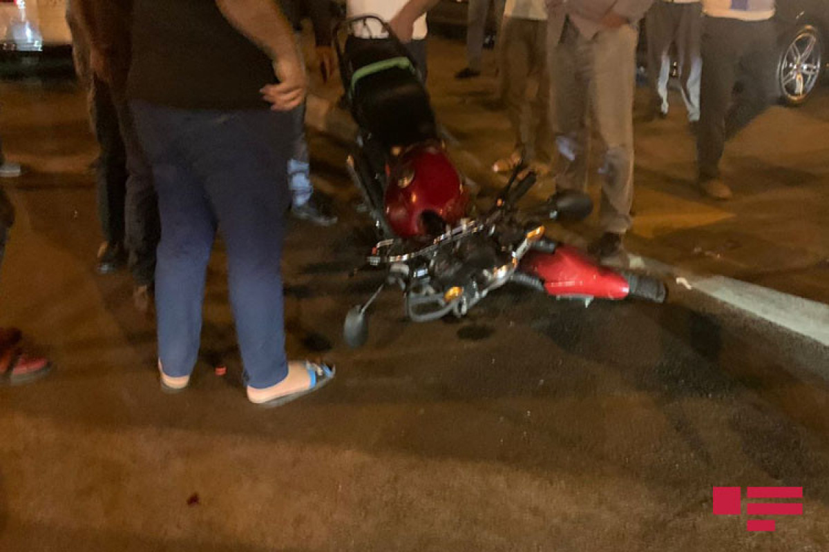 Bakıda motosiklet iki avtomobilə çırpılıb, xəsarət alan var - FOTO  - VİDEO 