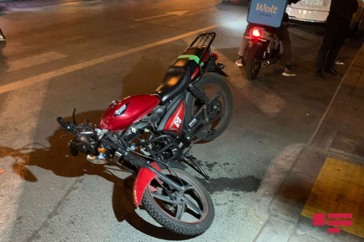 Bakıda motosiklet iki avtomobilə çırpılıb, xəsarət alan var - FOTO  - VİDEO 