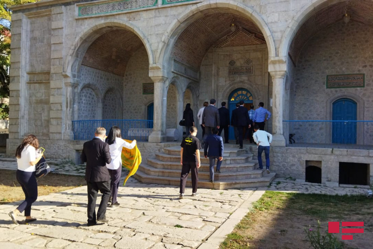 Делегация АО ОИС совершила намаз в мечети Юхары Говхар Ага