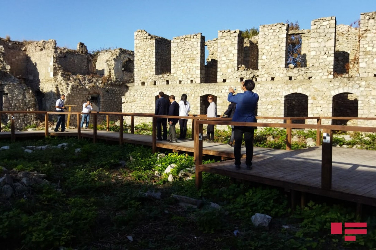 Члены делегации АО ОИС осмотрели  разрушения, совершенные армянами в мечети Ашагы Говхар Ага