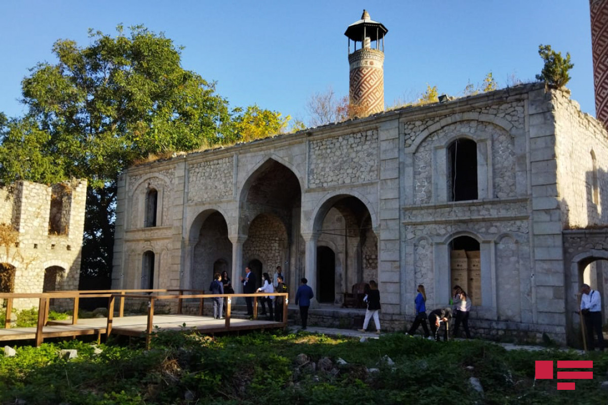 Члены делегации АО ОИС осмотрели  разрушения, совершенные армянами в мечети Ашагы Говхар Ага