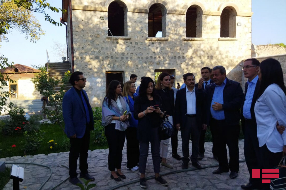 İƏT Ombudsmanlar Assosiasiyasının nümayəndə heyəti Şuşada Bülbülün ev muzeyində
