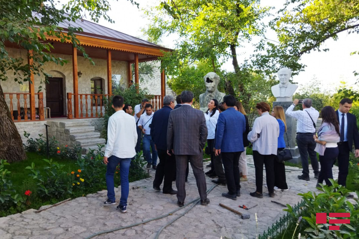 İƏT Ombudsmanlar Assosiasiyasının nümayəndə heyəti Şuşada Bülbülün ev muzeyində