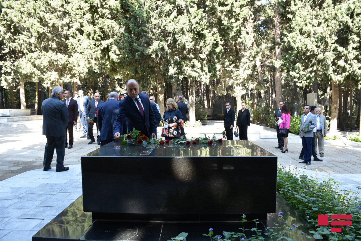 Uzeyir Hajibayli's grave visited in Alley of Honor on the occasion of National Music Day-PHOTOLENT 