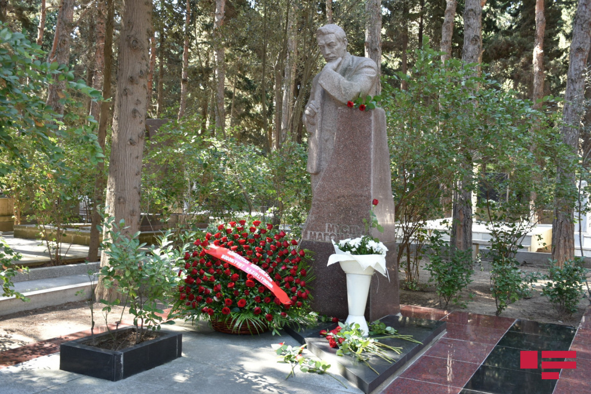 Uzeyir Hajibayli's grave visited in Alley of Honor on the occasion of National Music Day-PHOTOLENT 