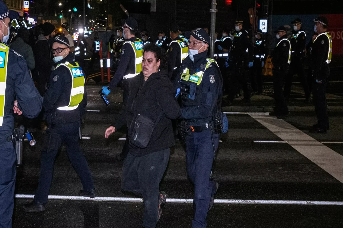 Ten Melbourne police officers reportedly injured in clashes with anti-lockdown protesters