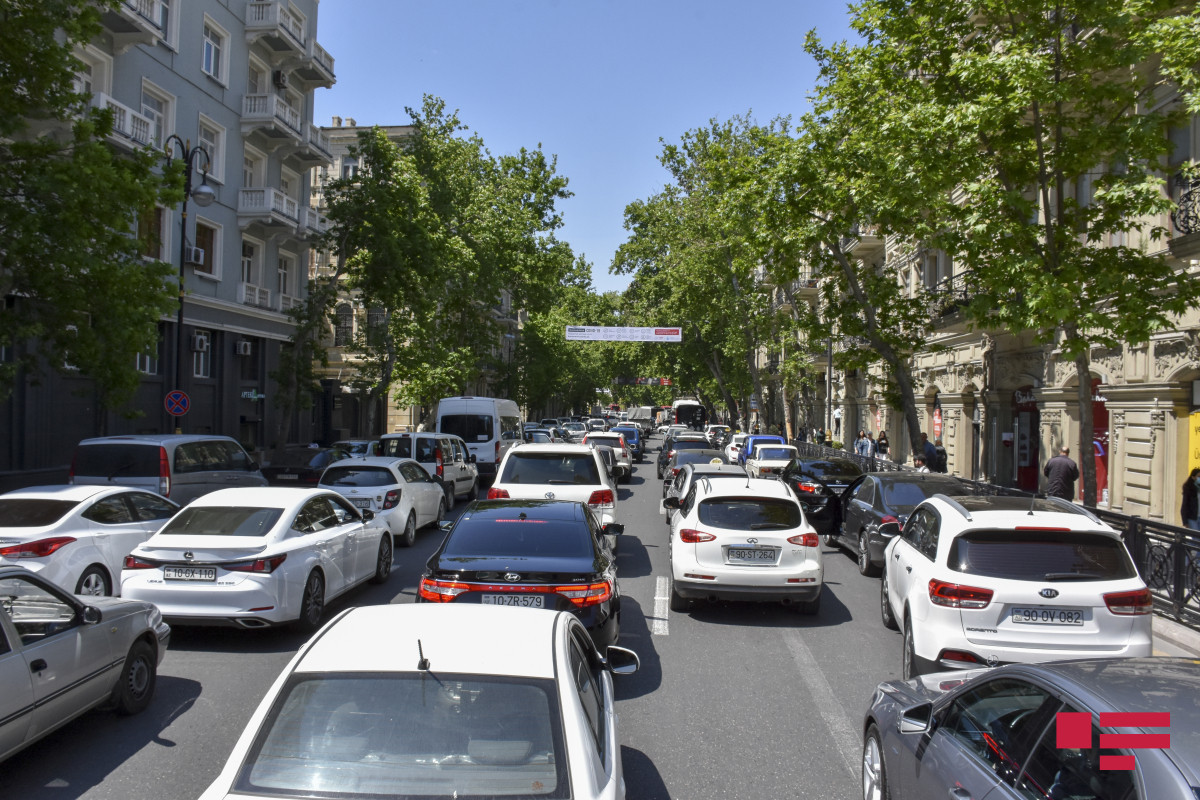 Названы улицы и проспекты Баку с высокой плотностью движения транспорта