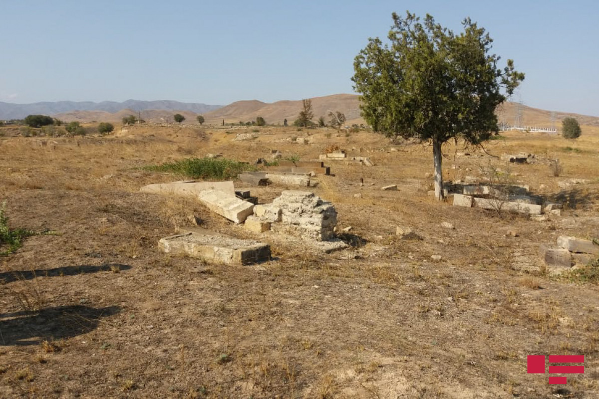 Грузинские журналисты посетили городское кладбище Джабраила