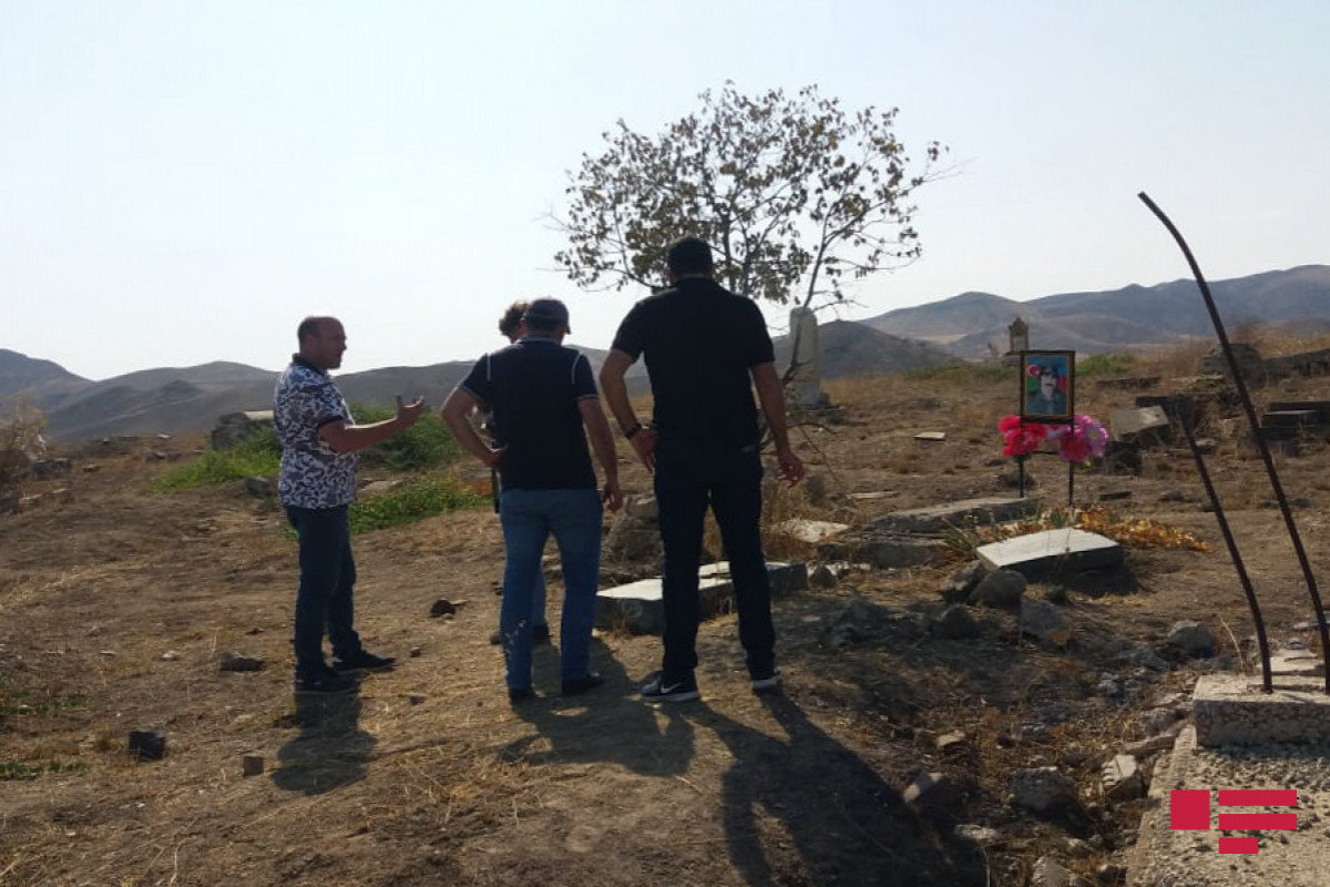 Georgian journalists in Jabrayil cemetery destroyed by Armenians