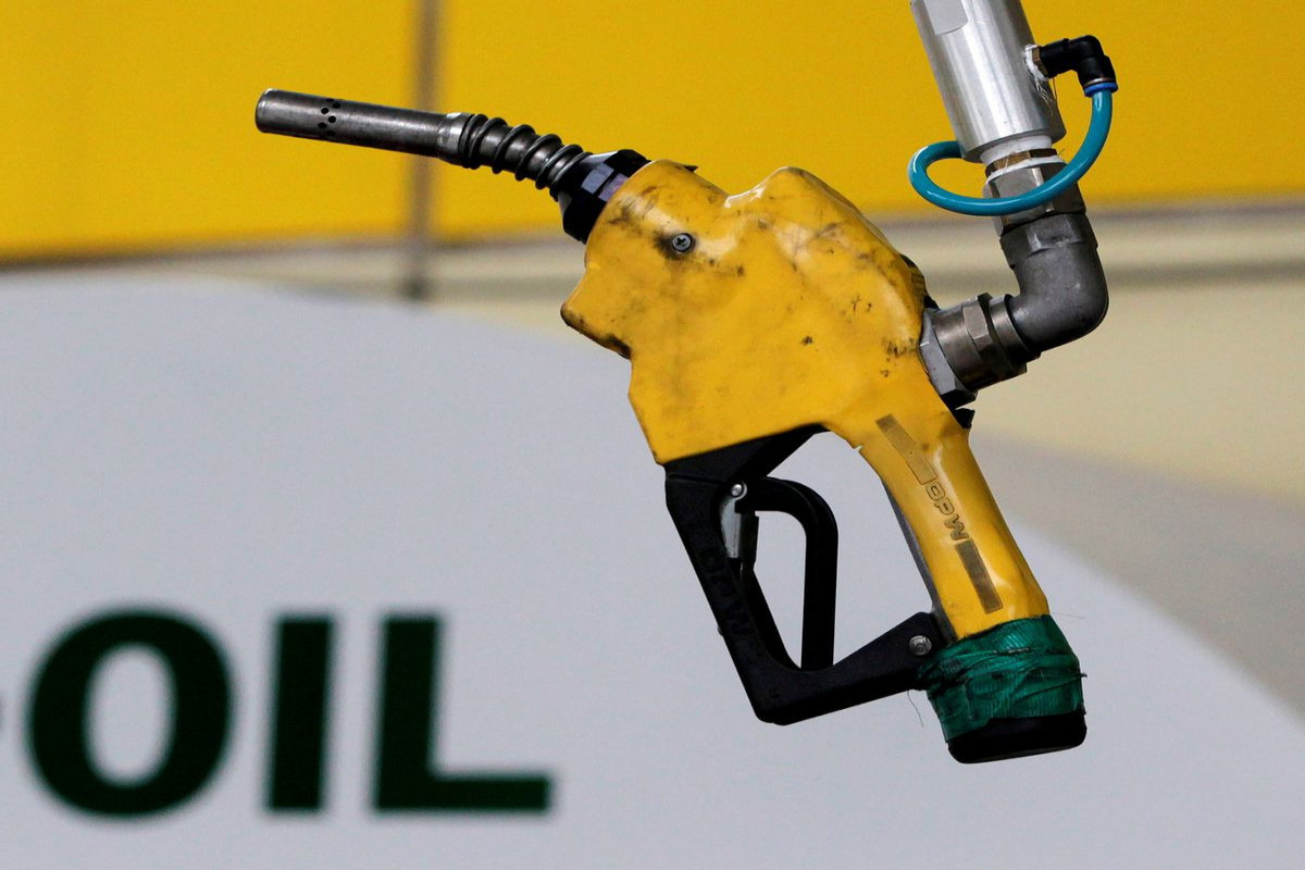 Oil rises on big decline in U.S. crude stocks