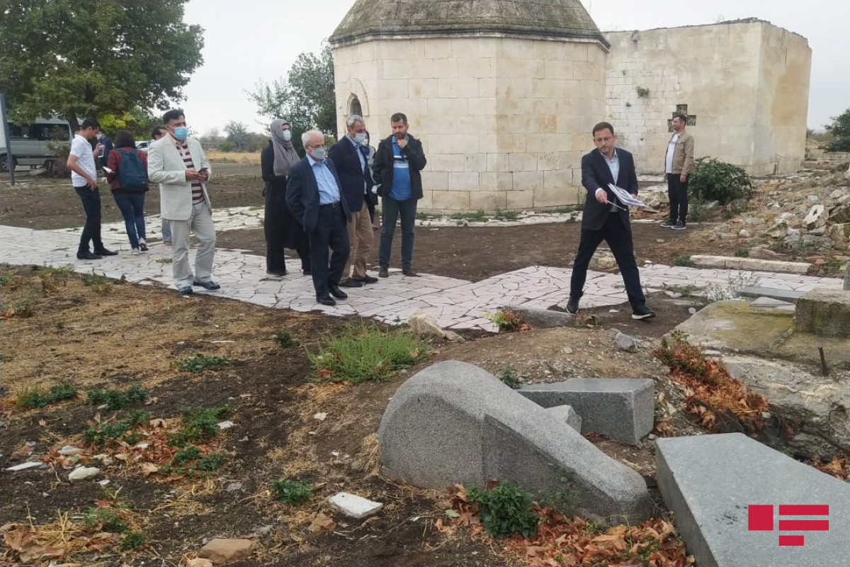 Замминистра иностранных дел Ирана совершил поездку в Агдам, осмотрел разрушенную армянами могилу Натаван
