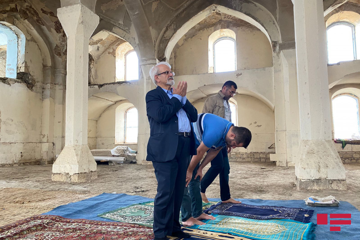 Iran's Deputy FM performs prayer in Aghdam's Juma Mosque-PHOTO 