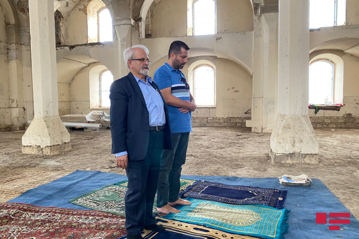 Замминистра иностранных дел Ирана совершил намаз в агдамской мечети Джума