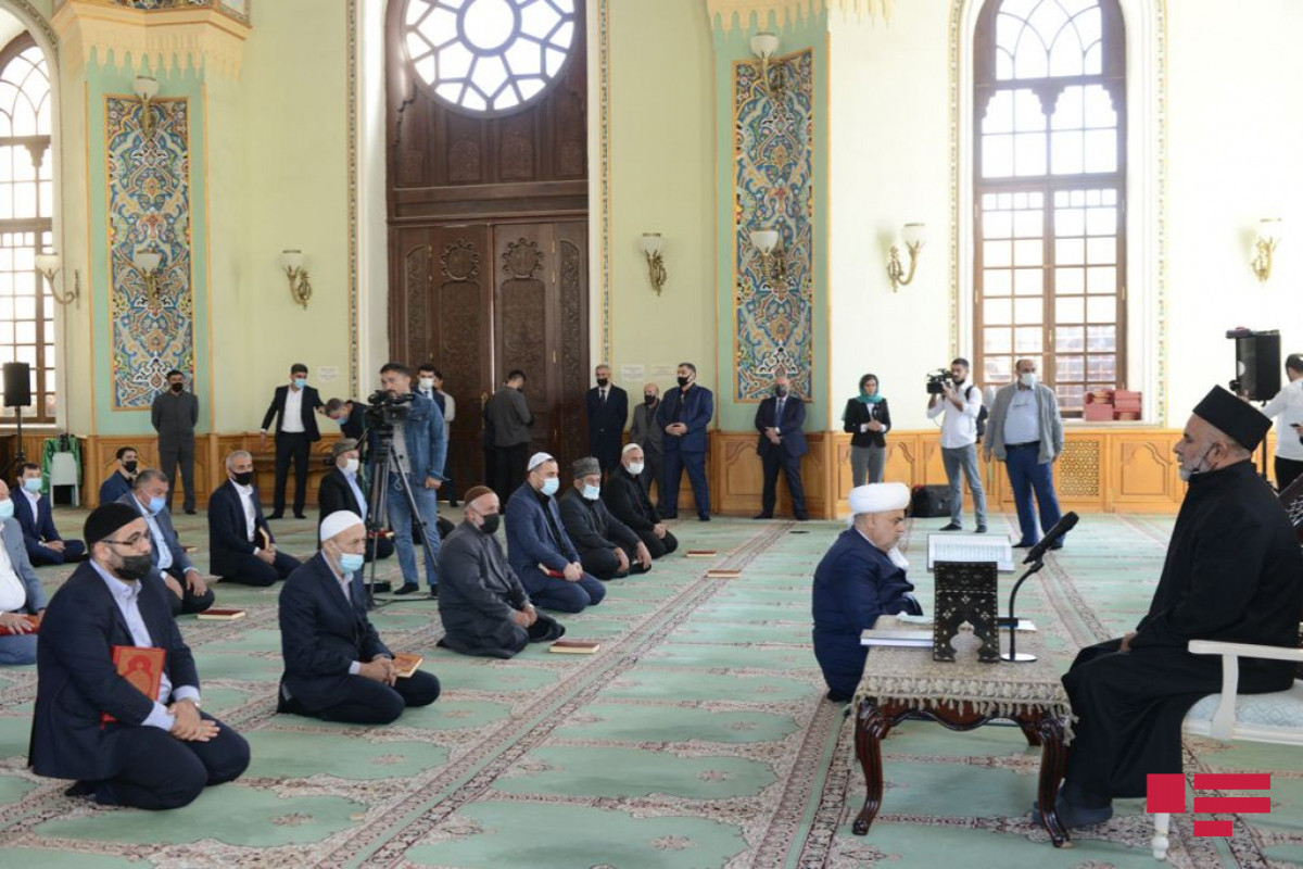 Prayers sounded for souls of martyrs at "Taza Pir" Mosque