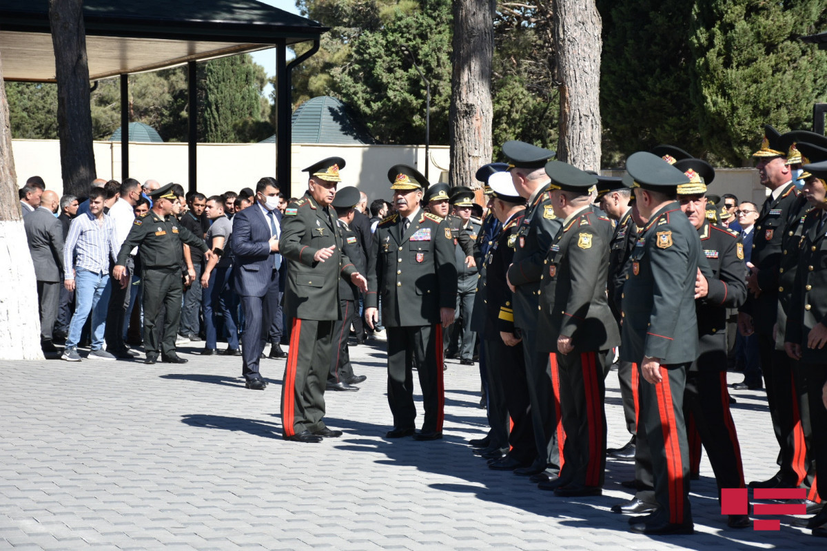 Azerbaijani Defense minister visited II Alley of Honor-PHOTO 