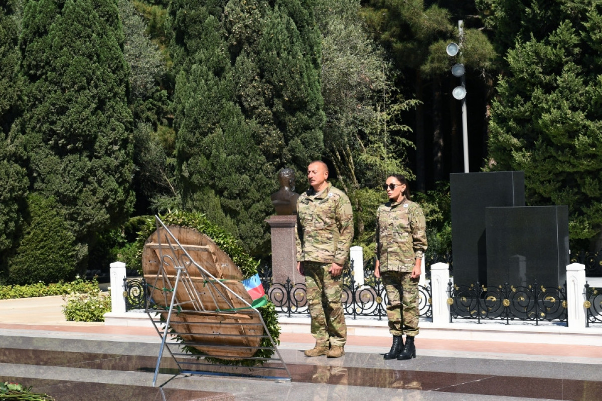 President Ilham Aliyev and First Lady Mehriban Aliyeva visited grave of national leader Heydar Aliyev at Alley of Honors