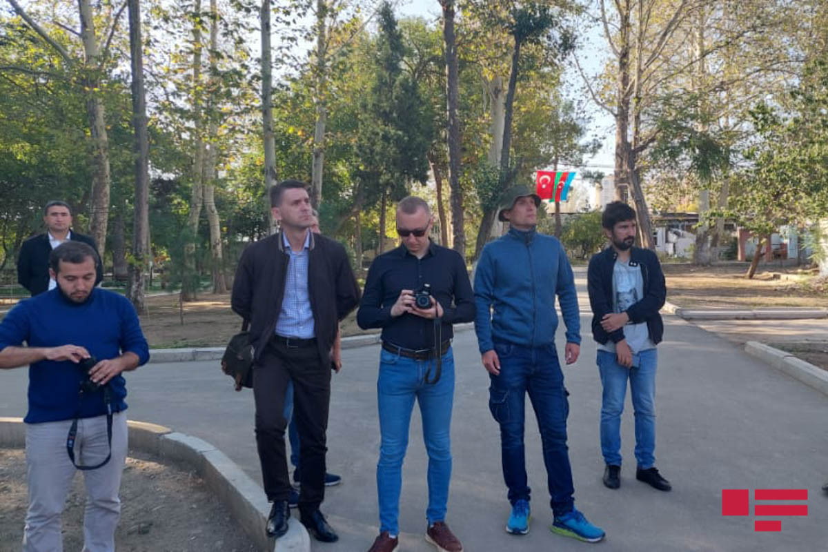 Ukraynalı jurnalistlər Gəncədə Ermənistanın raket atəşinə tutduğu ərazilərə baş çəkiblər - FOTO 