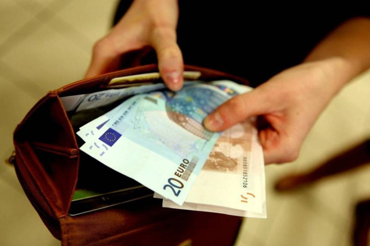 Azərbaycan əhalisinin banklara avro satışı 17 aylıq maksimuma çatıb