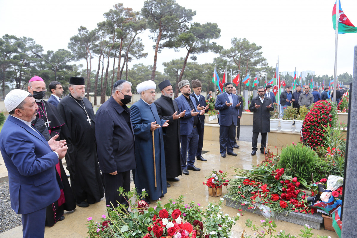 Главы религиозных конфессий Азербайджана посетили Вторую Аллею почетного захоронения