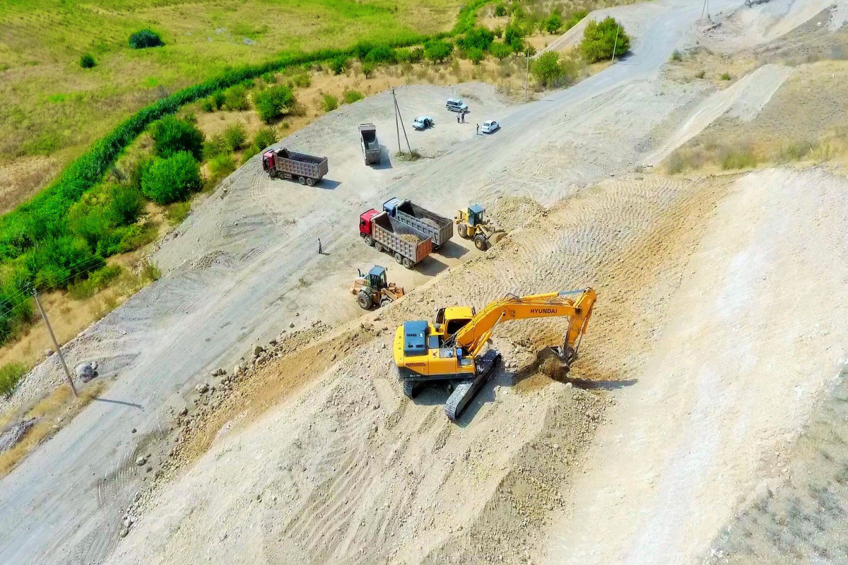 Строительство автодорог Худаферин-Габадлы-Лачин и Ханлыг-Губадлы продолжается высокими темпами