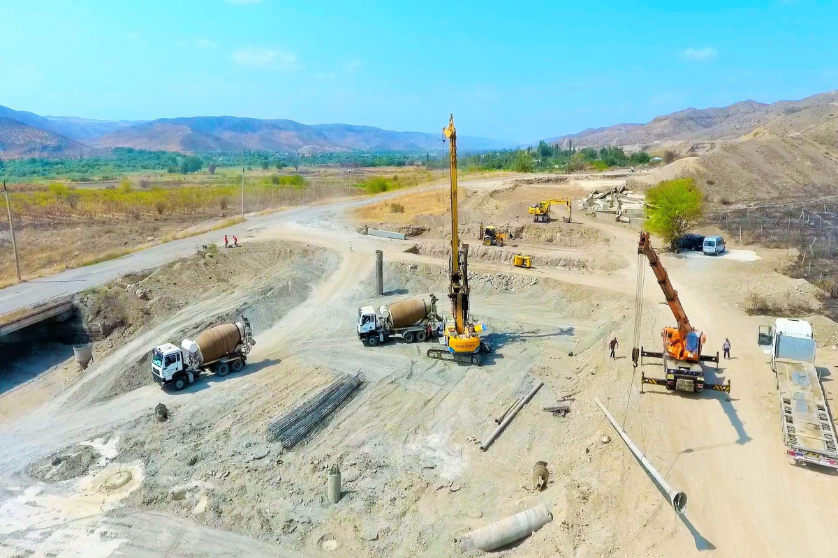 Строительство автодорог Худаферин-Габадлы-Лачин и Ханлыг-Губадлы продолжается высокими темпами