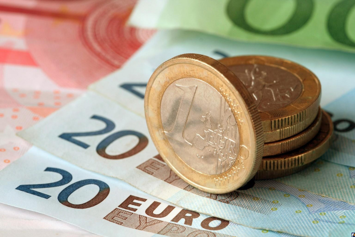 Euro drops to 14-month low against manat