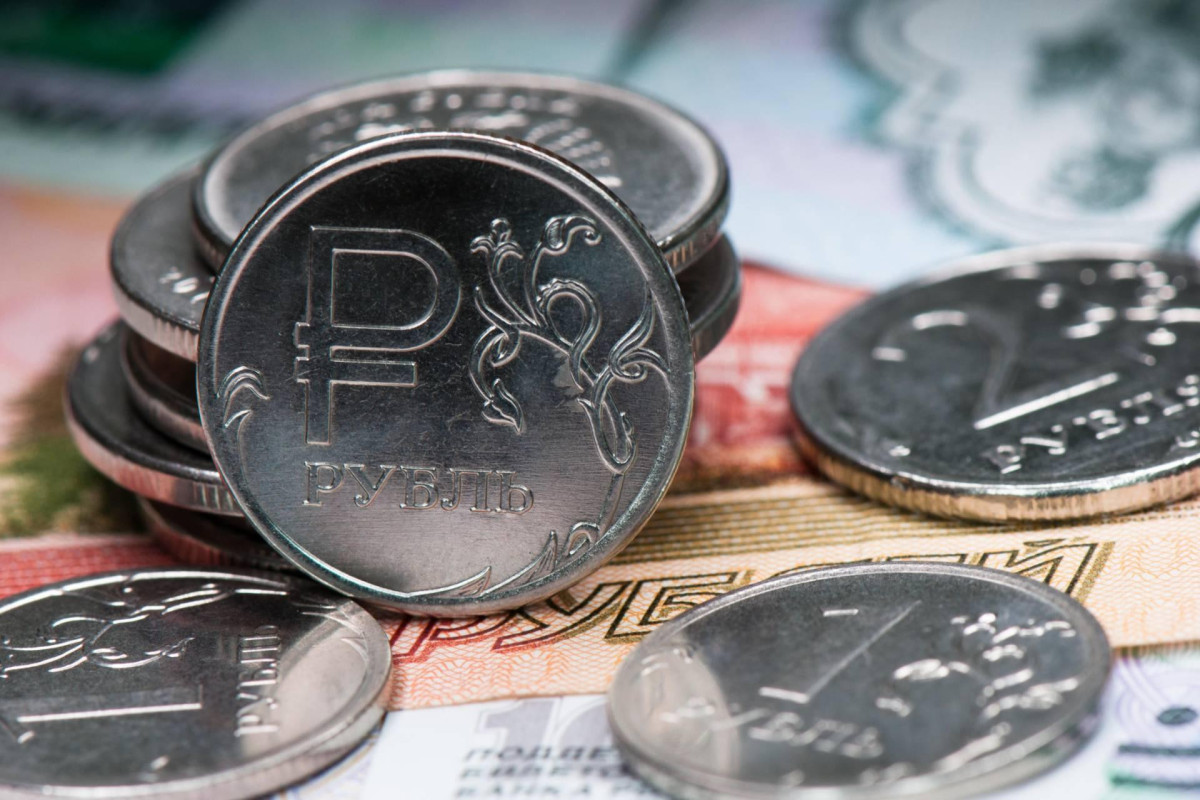 Dolların məzənnəsi 24 fevraldan bəri ilk dəfə 81 rubldan aşağı enib