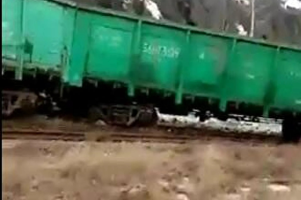Qazaxıstanda qatar relsdən çıxıb, 6 vaqon çaya düşüb - VİDEO 