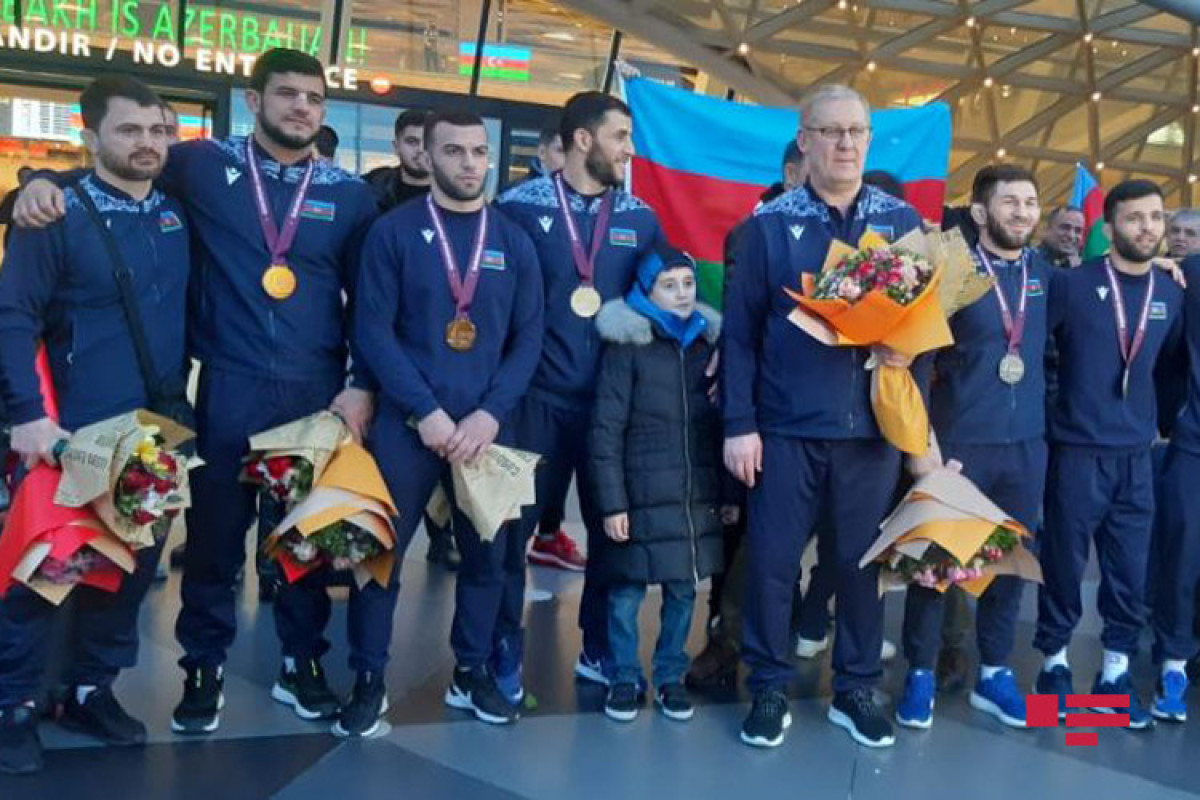 Avropa çempionu olan Azərbaycan güləşçiləri Bakıya qayıdıb  - FOTO 