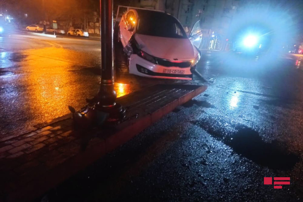 Bakıda avtomobil yolayrıcına çırpılıb, xəsarət alan var  - FOTO  - VİDEO 