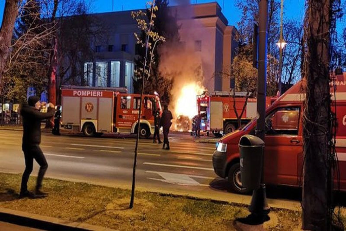 Rusiyanın Rumıniyadakı səfirliyinin hasarına avtomobil çırpılıb, sürücü ölüb - FOTO  - VİDEO 