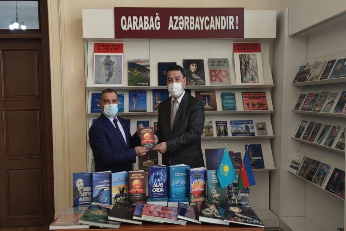 Посольство Казахстана передало более 500 книг в дар библиотекам, которые будут созданы в Карабахе 