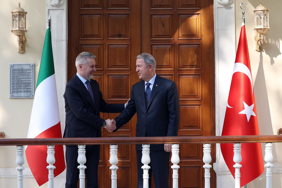 Hulusi Akar italiyalı həmkarı ilə görüşüb