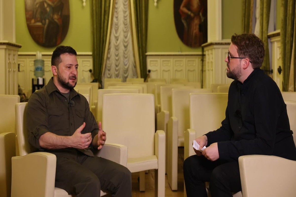 Ukrainian President Volodymr Zelensky and BILD reporter Ronzheimer